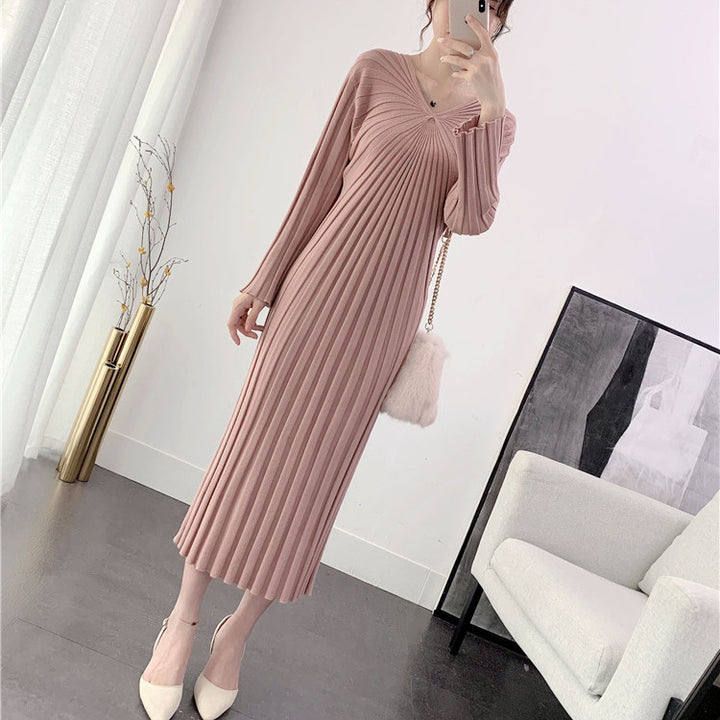 Robe longue en tricot pour femmes avec des plis élégants et un col en V Chic & Stil