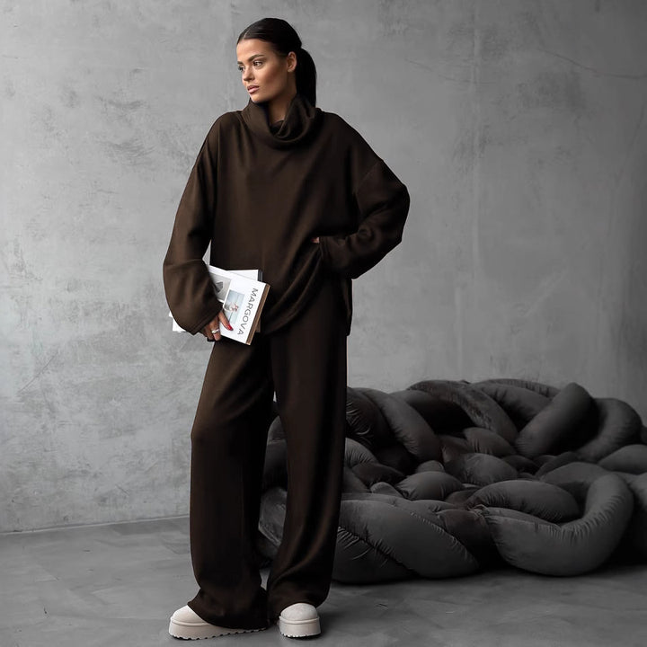 Comfortable lounge set for women with loose fit and high collar Lune London
