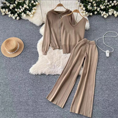 Amarae trendy knitted loungewear set for women with V-neck and hood