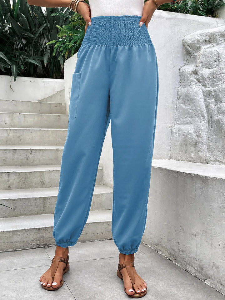 High-waisted leisure trousers for women with elastic waist and practical side pockets Lune London