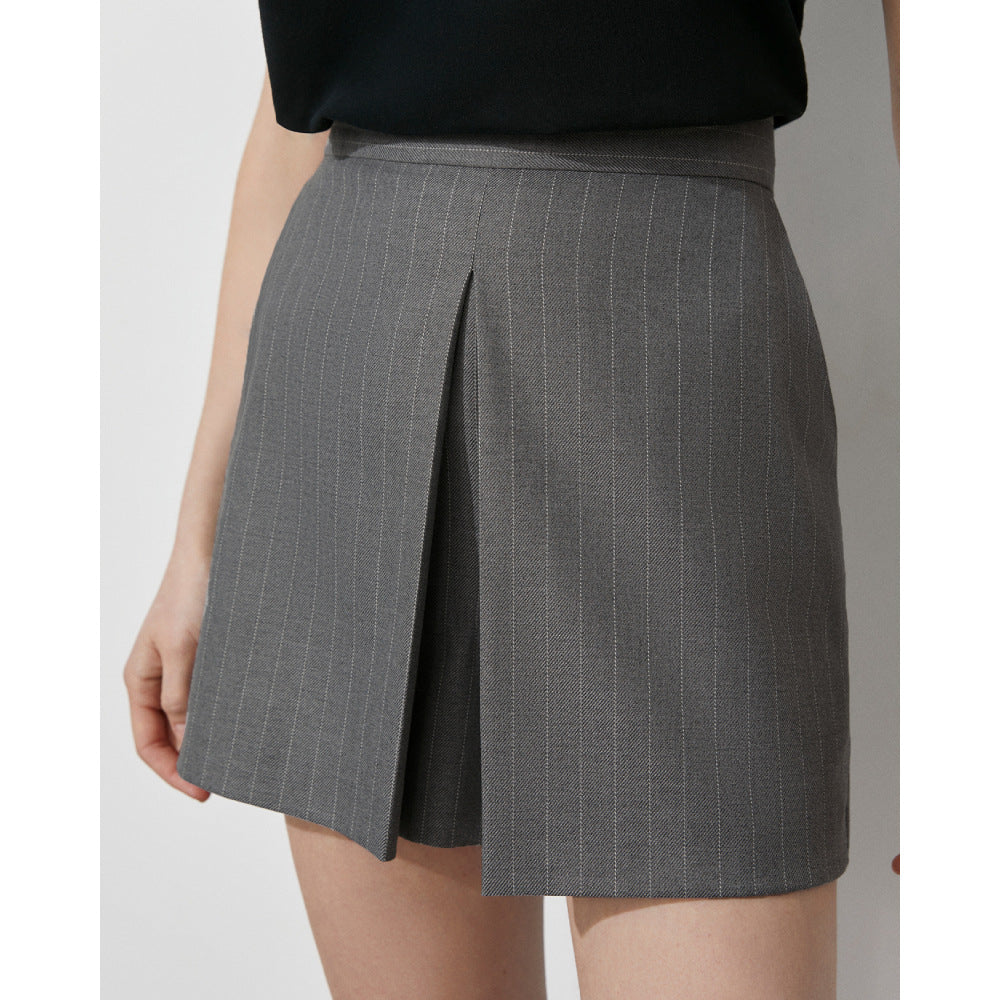 Elegant women's two-piece suit set with fitted blazer and shorts Lune London