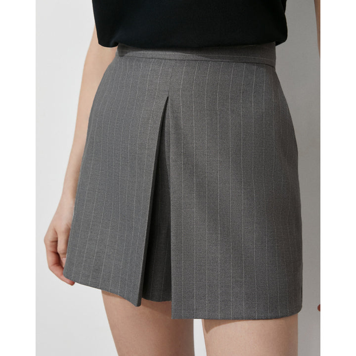 Elegant women's two-piece suit set with fitted blazer and shorts Lune London