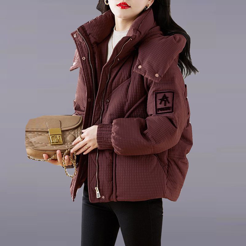 Veste matelassée surdimensionnée pour femmes avec un design pratique à capuche Chic & Stil