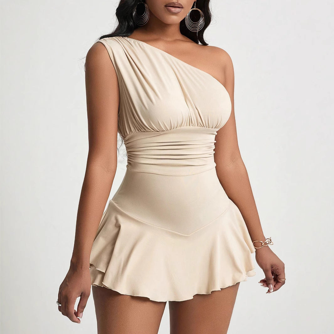 Robe mini asymétrique pour femmes en matériau doux et avec un design drapé élégant Chic & Stil