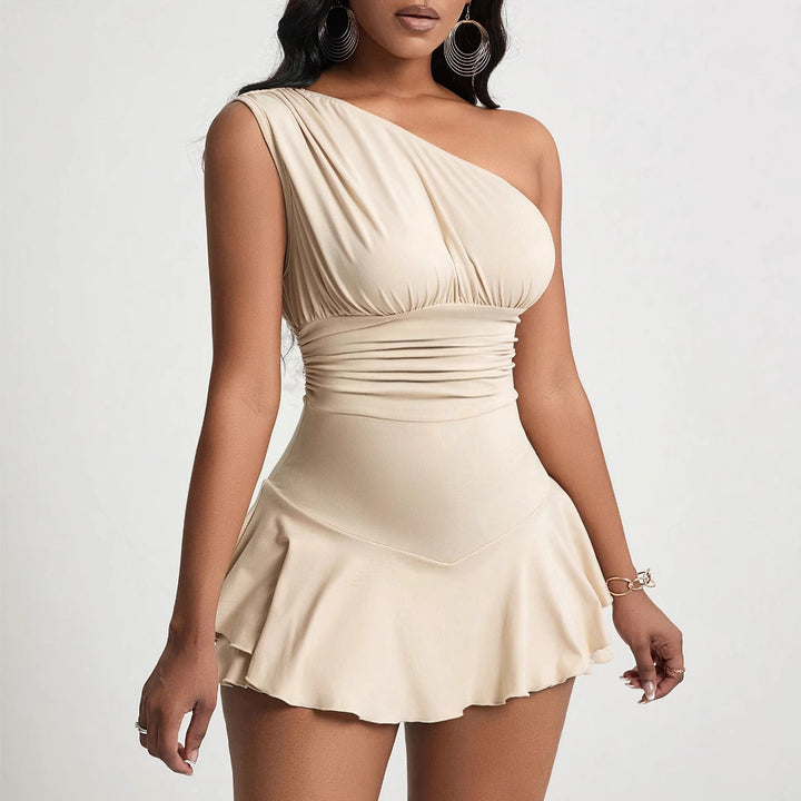 Robe mini asymétrique pour femmes en matériau doux et avec un design drapé élégant Chic & Stil