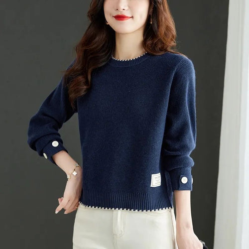 Pull en maille élégant pour femmes avec une fine structure côtelée et des boutons à la mode Chic & Stil