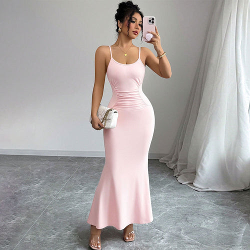 Robe maxi ajustée pour femme avec des bretelles spaghetti et un design drapé sophistiqué Chic & Stil