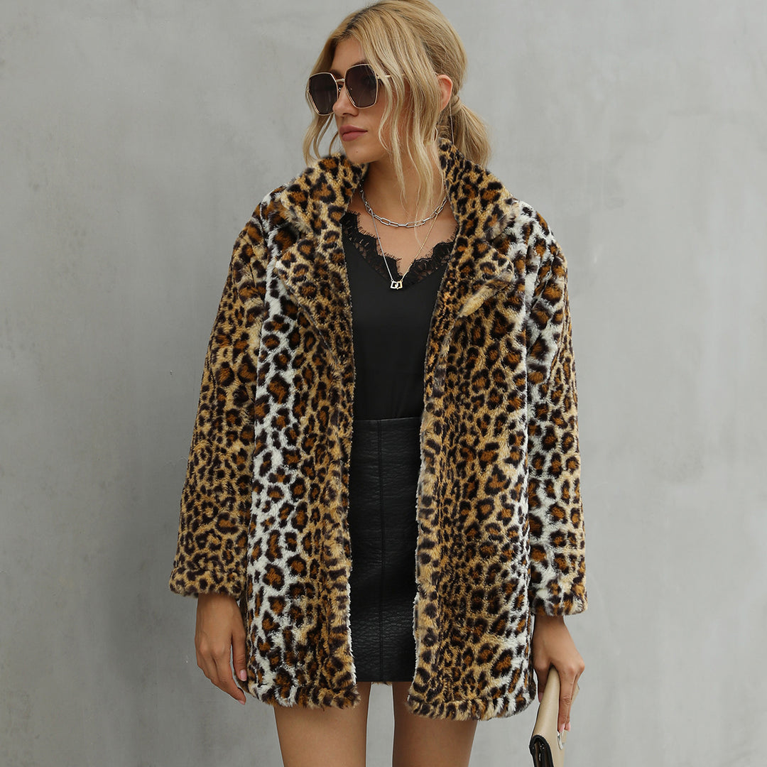 Women's faux fur jacket with a luxurious leopard pattern and a modern cut Lune London