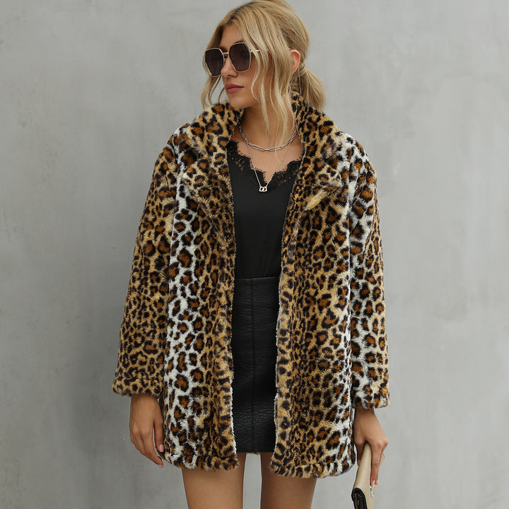 Women's faux fur jacket with a luxurious leopard pattern and a modern cut Lune London
