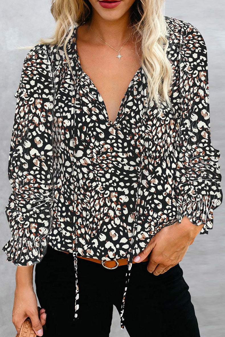 Women's blouse with a sophisticated leopard print and a trendy V-neck Lune London