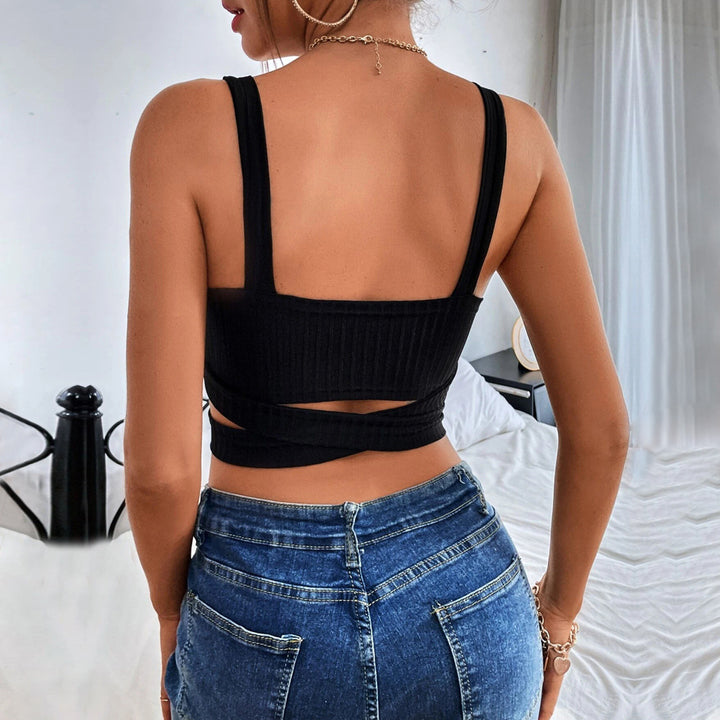 Crop top ajusté pour femmes avec des détails découpés et un design moderne en côtes Chic & Stil