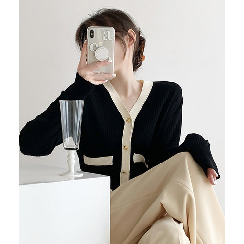 Gilet en maille à la mode pour femmes avec patte de boutonnage décorative et poches contrastées Chic & Stil