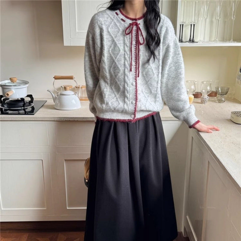 Cardigan confortable pour femmes avec tricot en câble décoratif et cordon de serrage Chic & Stil