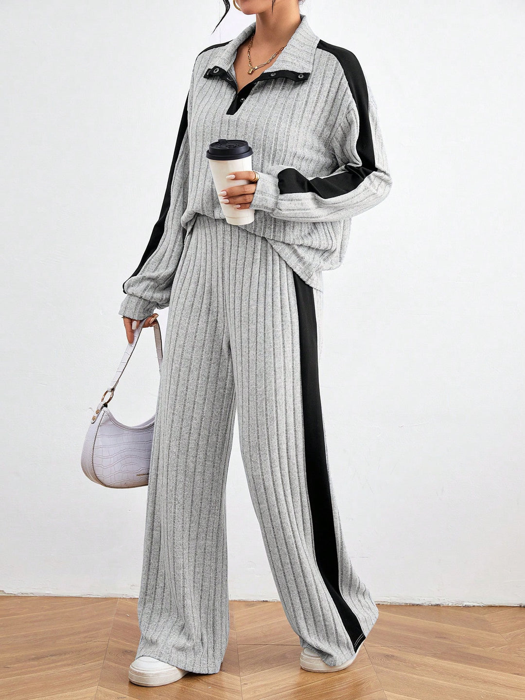 Women's leisure set with sporty accents and stylish stretch material Lune London