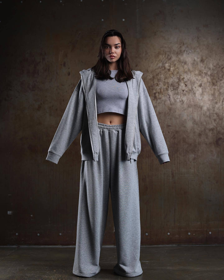 Fashionable women's sports set with oversized jacket and loose fit Lune London
