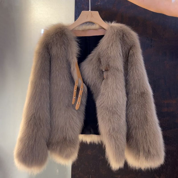 Veste en fausse fourrure confortable pour femmes avec une coupe élégante et des boucles décoratives Chic & Stil