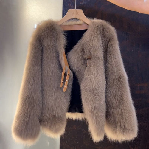 Veste en fausse fourrure confortable pour femmes avec une coupe élégante et des boucles décoratives Chic & Stil