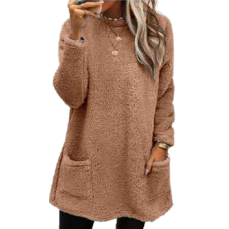 Cozy fleece sweater for women with a trendy round neckline and practical pockets Lune London