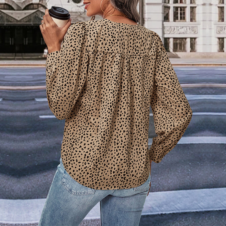 Blouse for women with an original leopard print and a modern V-neck Amarae