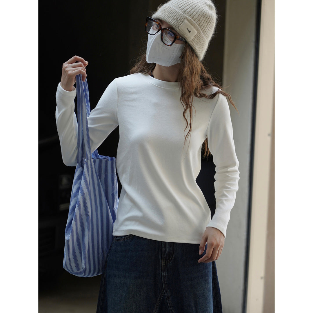Women Light Long Sleeve Fine Knit Shirt with Round Neckline and Slim Silhouette Amarae