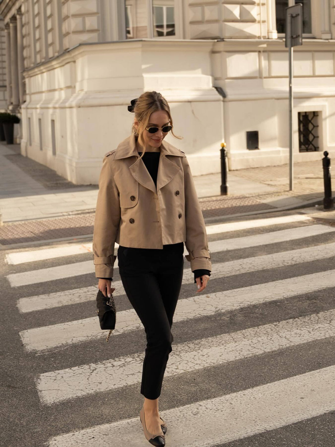 Cropped trench coat for women with double-breasted button row and adjustable sleeves Lune London