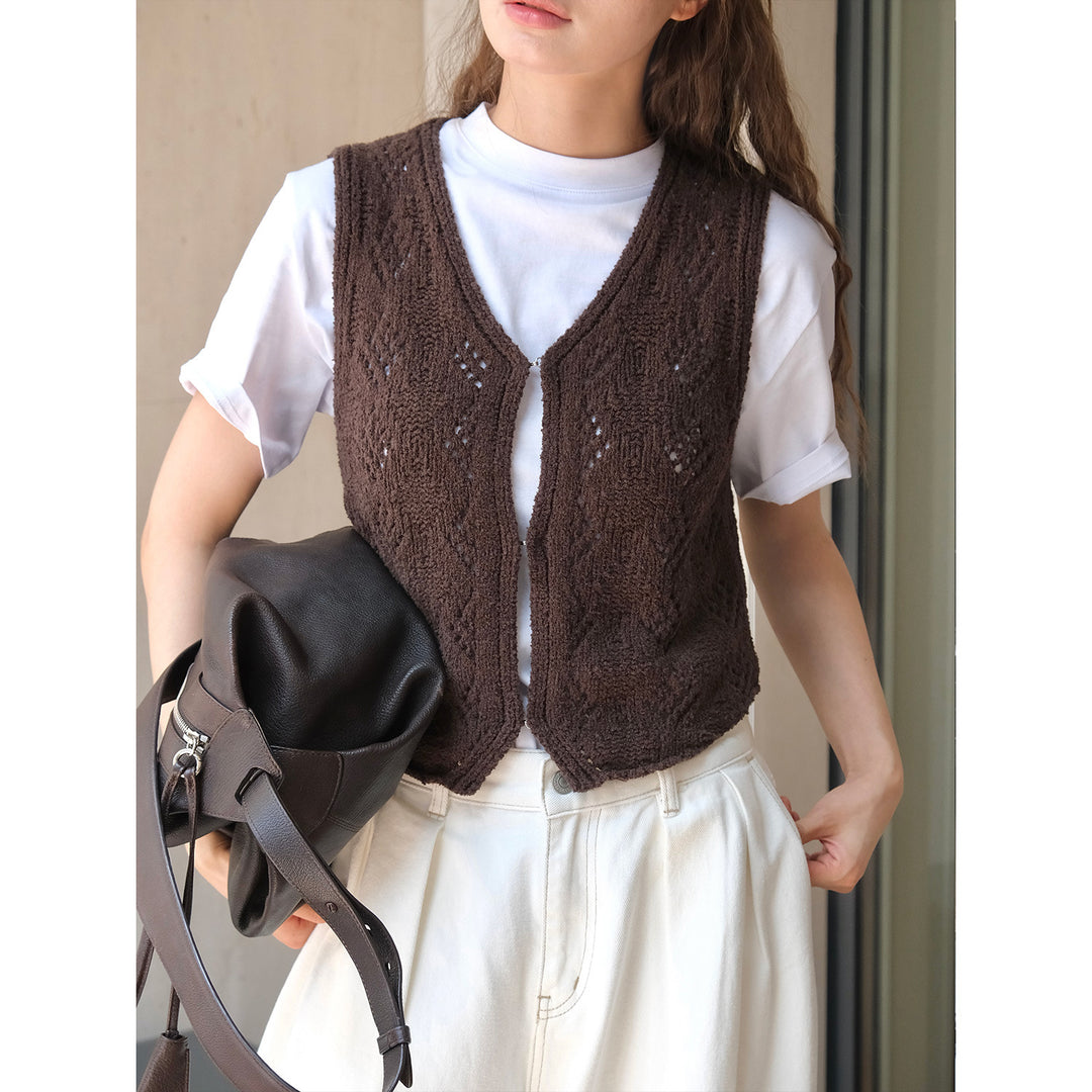 Ladies finely knitted short vest with V-neck, ajour pattern and hook closure Amarae