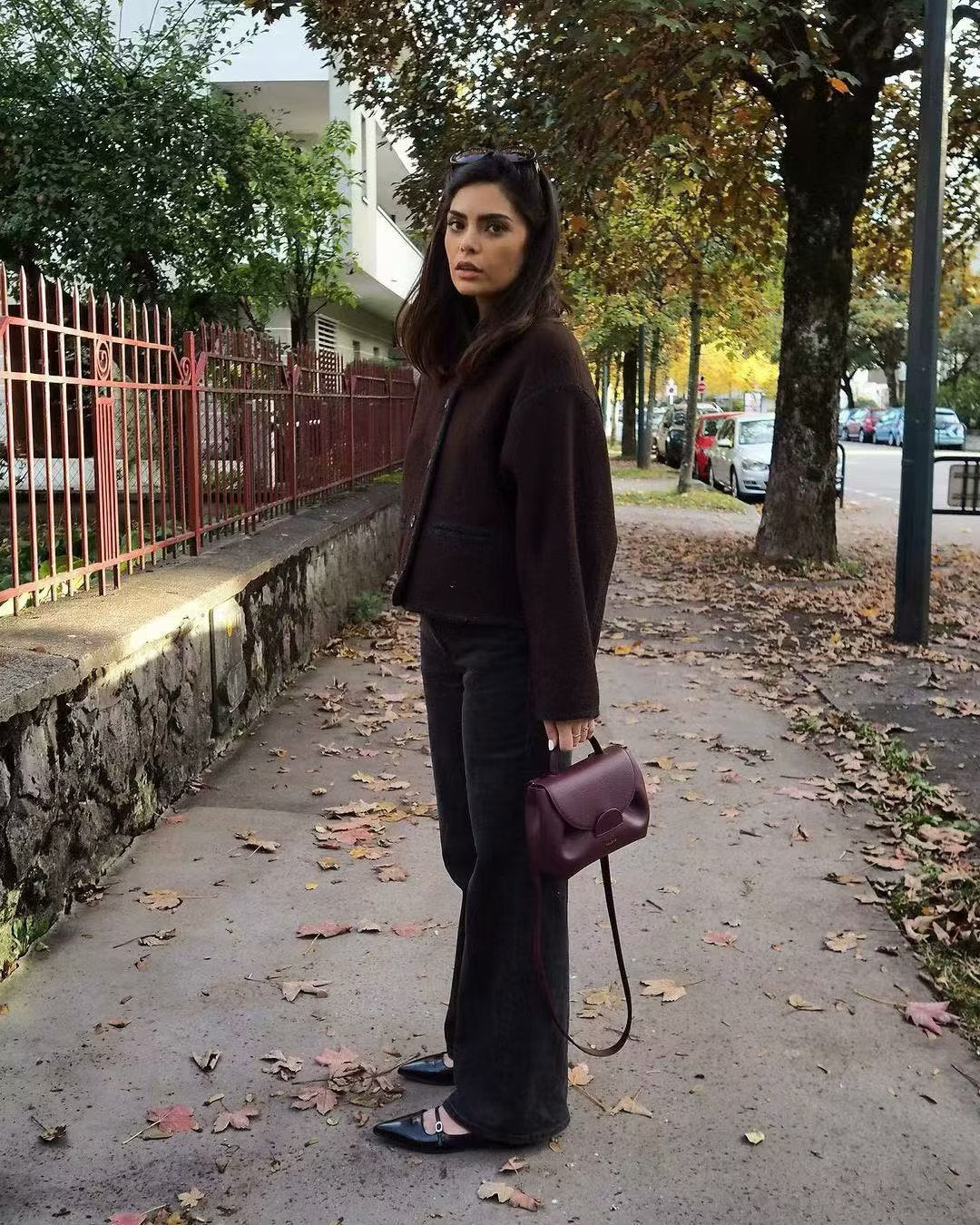 Veste de mode femme avec détails de boutons élégants et coutures contrastées Chic & Stil