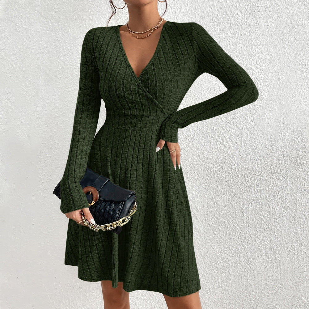 Robe tricotée pour femmes avec un élégant décolleté en V et une coupe ajustée Chic & Stil