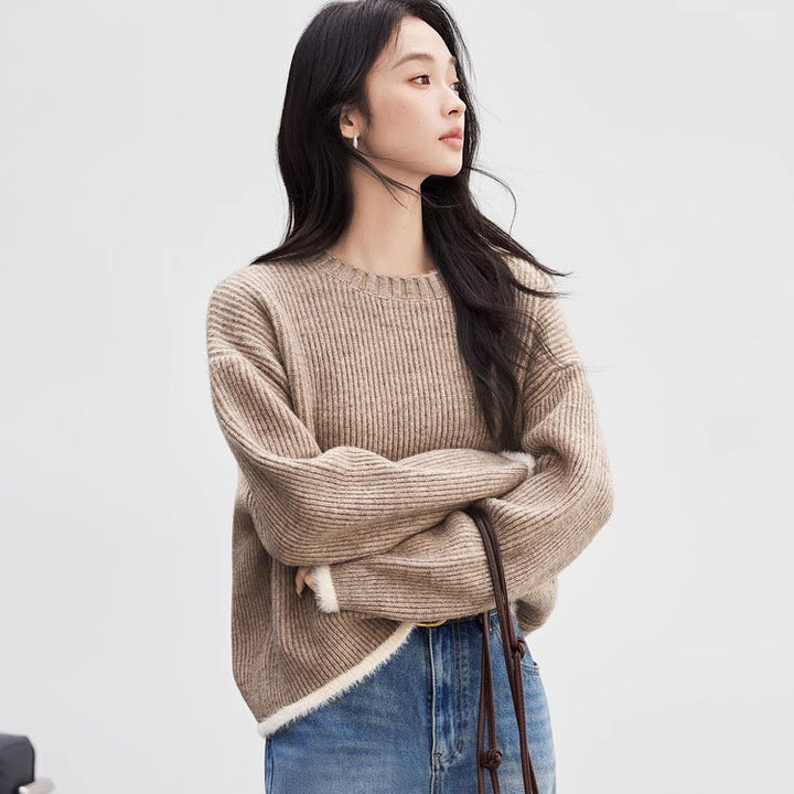 Pull moelleux pour femmes avec une coupe décontractée et des détails modernes en côte Chic & Stil