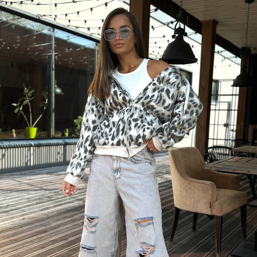 Women's hoodie with a modern animal print and practical pockets Lune London
