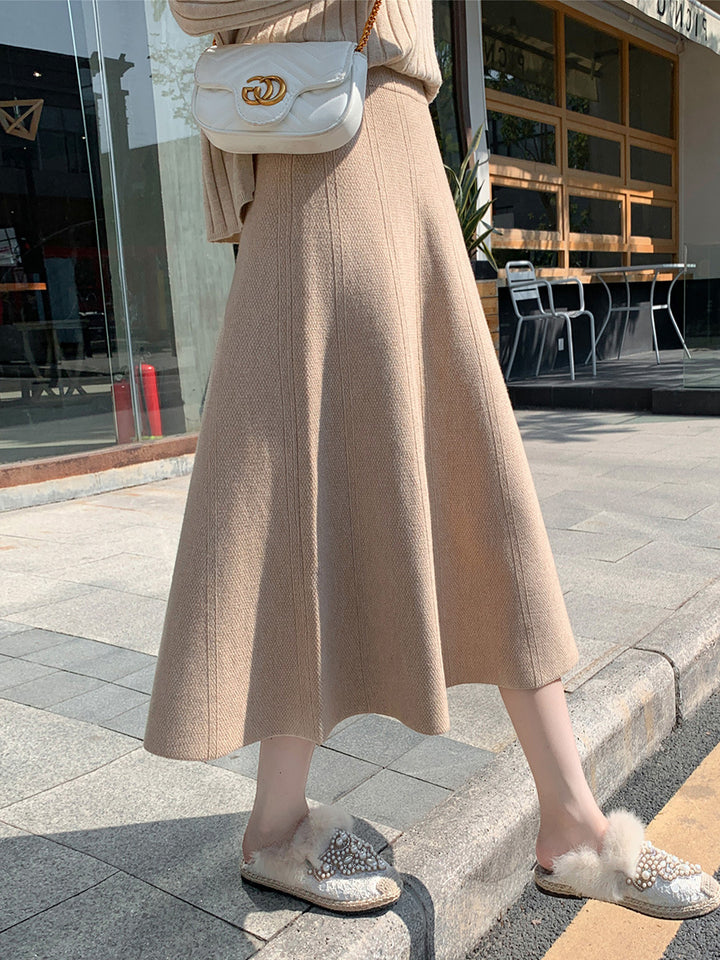 Long knit skirt for ladies, flared with a fine texture Lune London