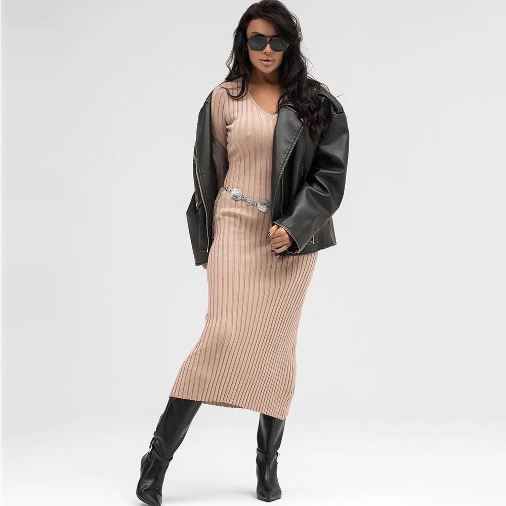 Robe tricotée pour femmes avec décolleté en V profond et silhouette élégante Chic & Stil