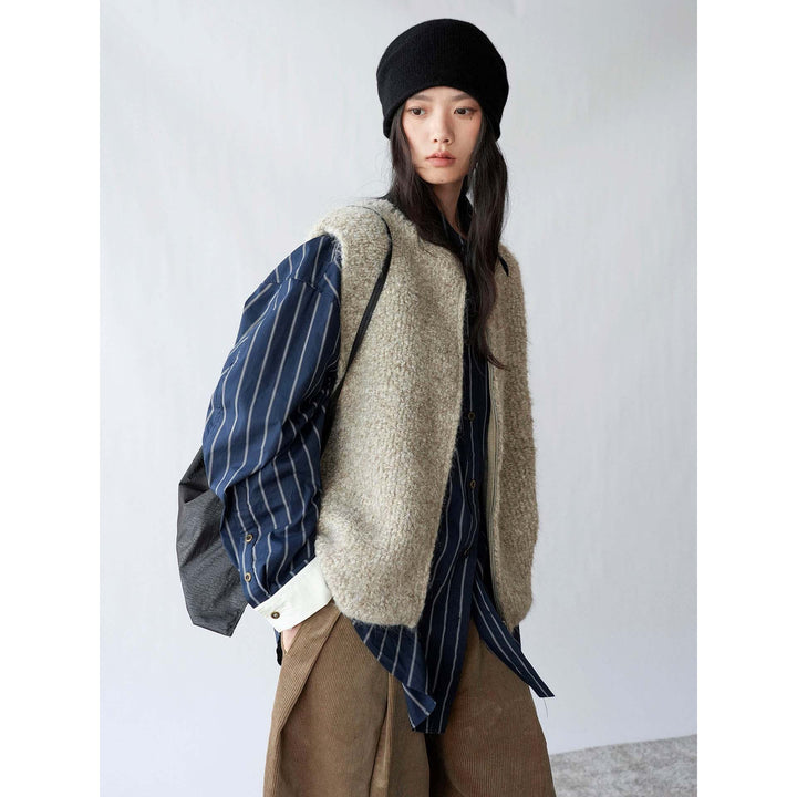 Women's Fluffy Zip Vest made of Boucle Knit Amarae