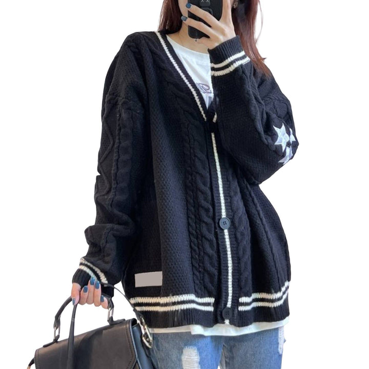 Cardigan en tricot épais pour femmes avec un motif de câble significatif et des notes de mode Chic & Stil