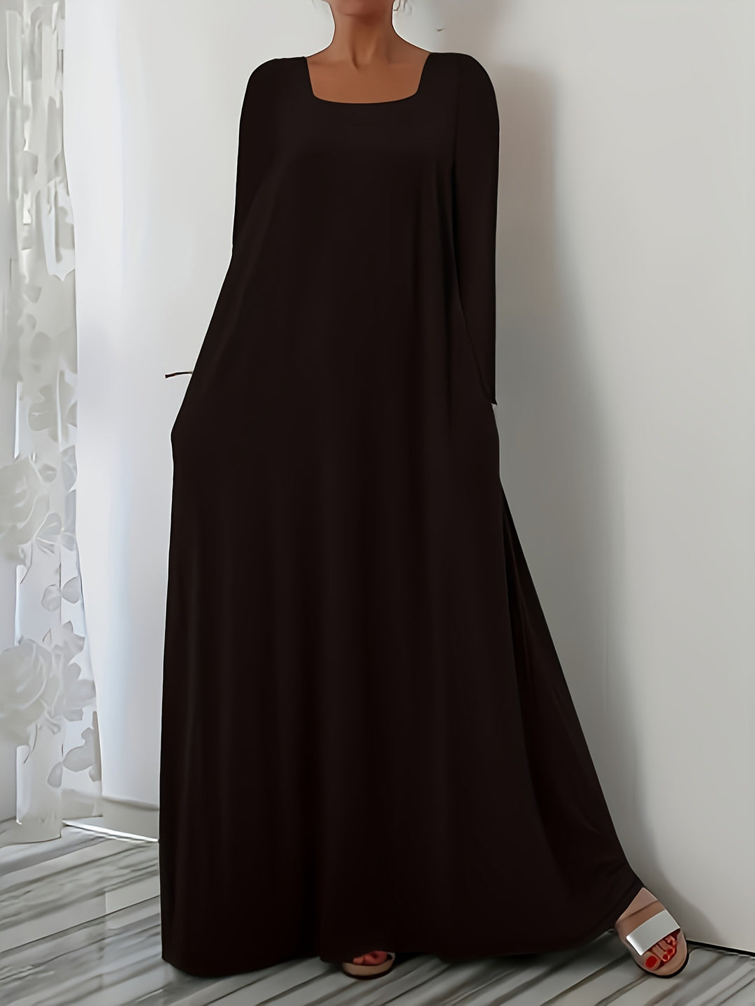 Maxi dress with a loose fit for women with practical pockets Lune London