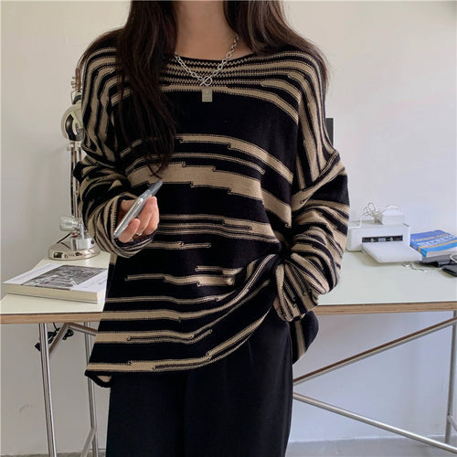 Pull en tricot pour femmes avec un élégant motif rayé et une coupe décontractée Amarae