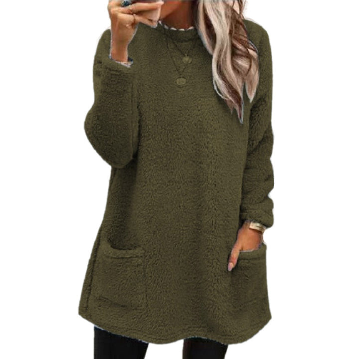 Cozy fleece sweater for women with a trendy round neckline and practical pockets Lune London