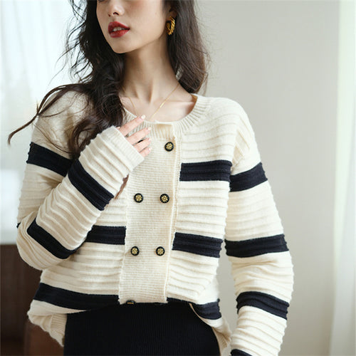 Cardigan pour femmes avec boutons décoratifs et motif rayé Chic & Stil