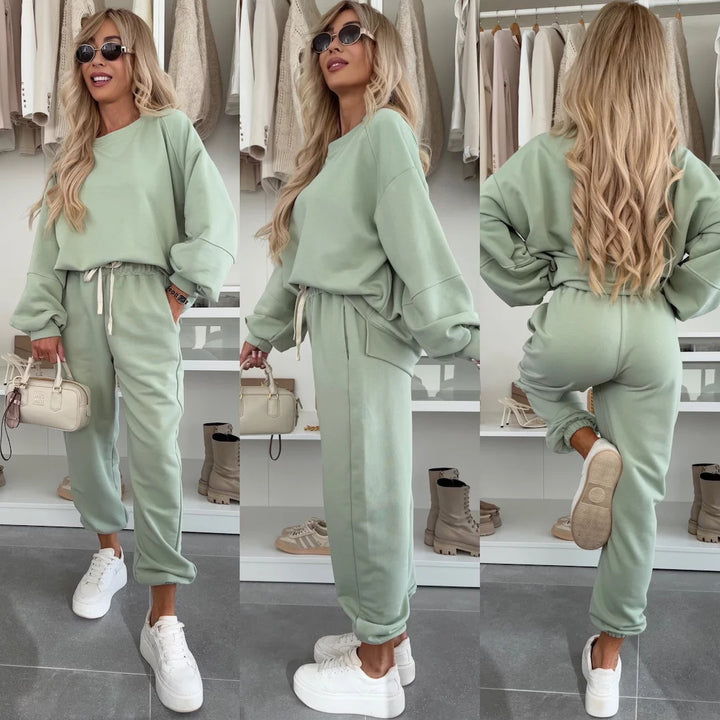 Ladies comfortable tracksuit made of high-quality cotton blend with drawstring and loose fit Lune London