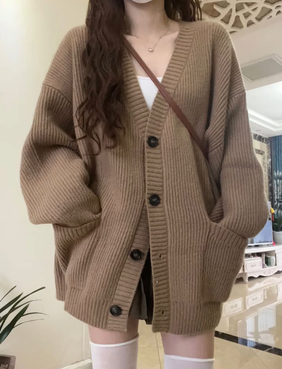 Cardigan féminin confortable avec un profond V et de grandes poches Chic & Stil