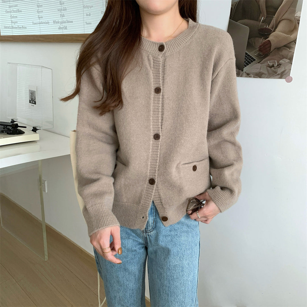 Cardigan tricoté confortable pour femmes avec poches pratiques et fermeture à boutons Chic & Stil