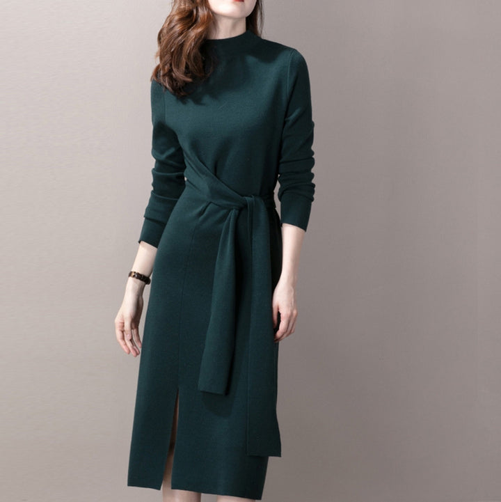 Robe enveloppante élégante pour femmes avec des détails en ribet et une fente sur le côté Chic & Stil