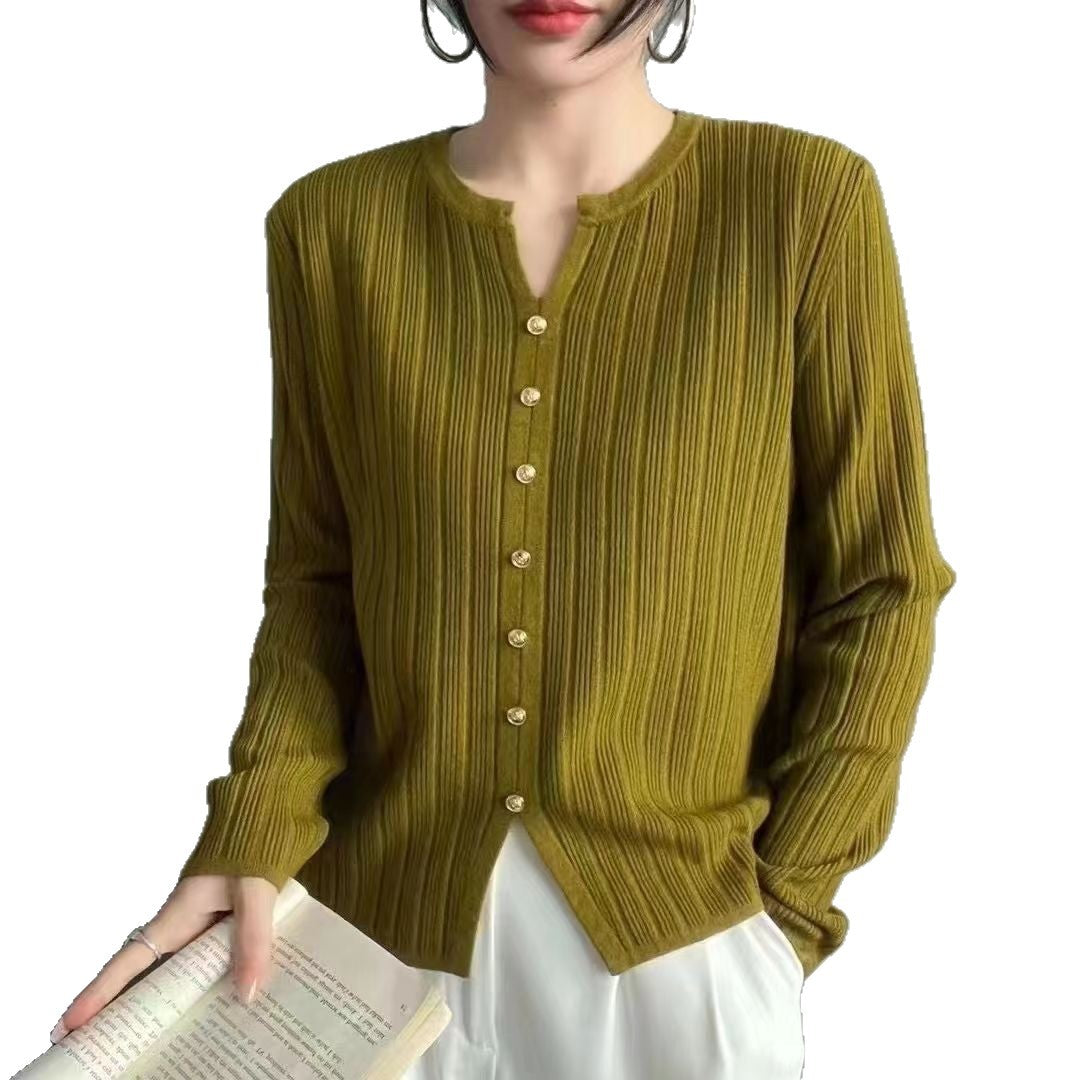 Blouse élégante pour femmes avec de fins plis et des détails de boutons Chic & Stil