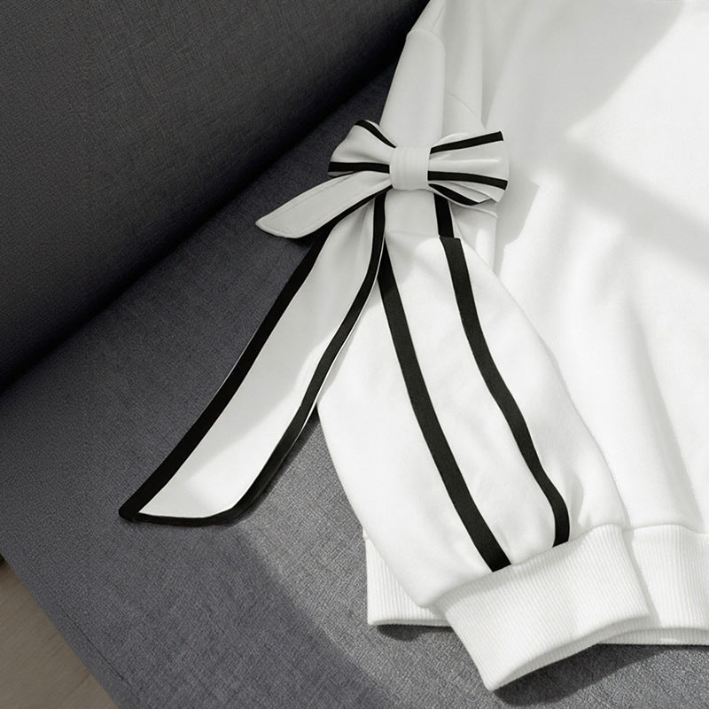 Elegant sweatshirt for women with bow sleeves Lune London