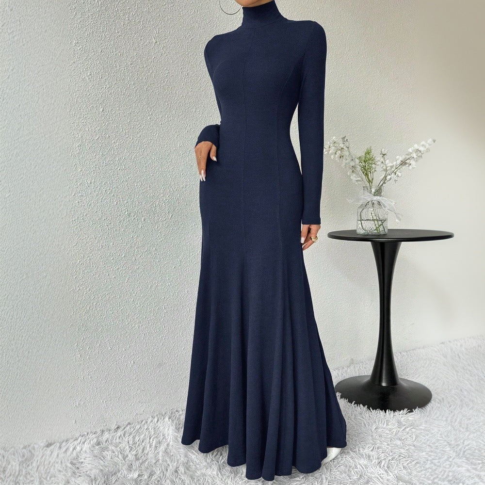 Robe maxi élégante pour femmes à manches longues avec un col haut et un ourlet fluide Chic & Stil