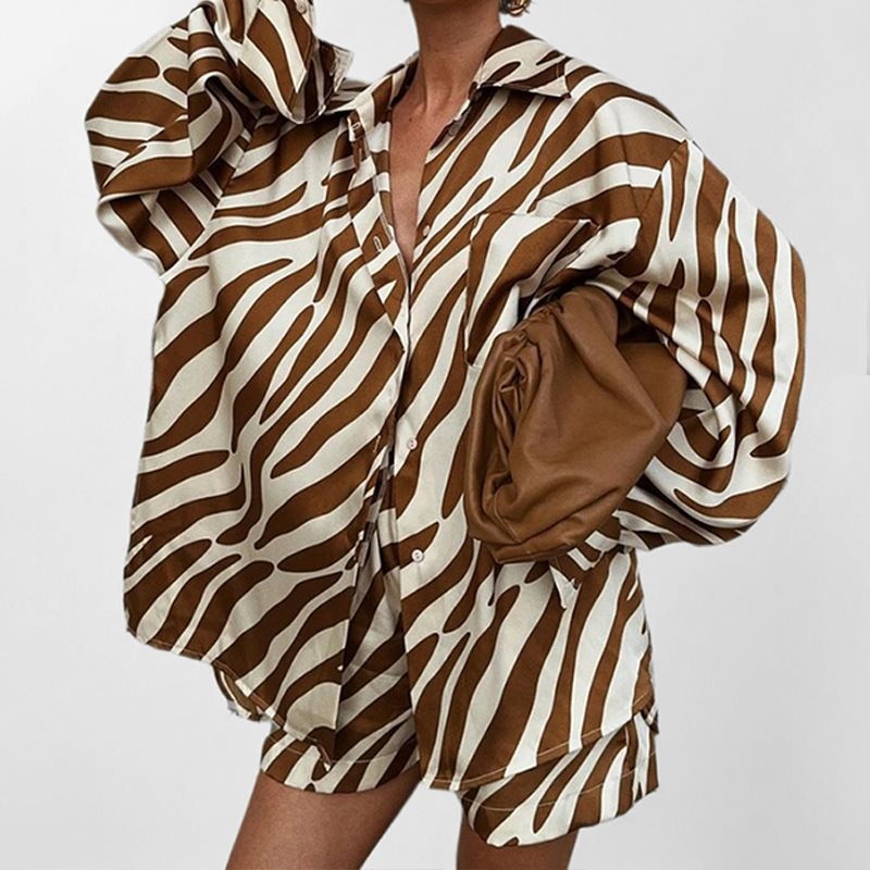 Leisure shirt for women with a stylish animal print and a relaxed cut Lune London