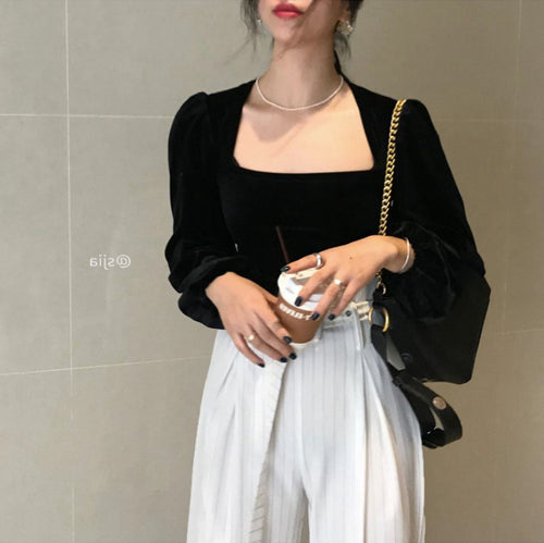 Women's elegant top with square neckline and decorative puff sleeves