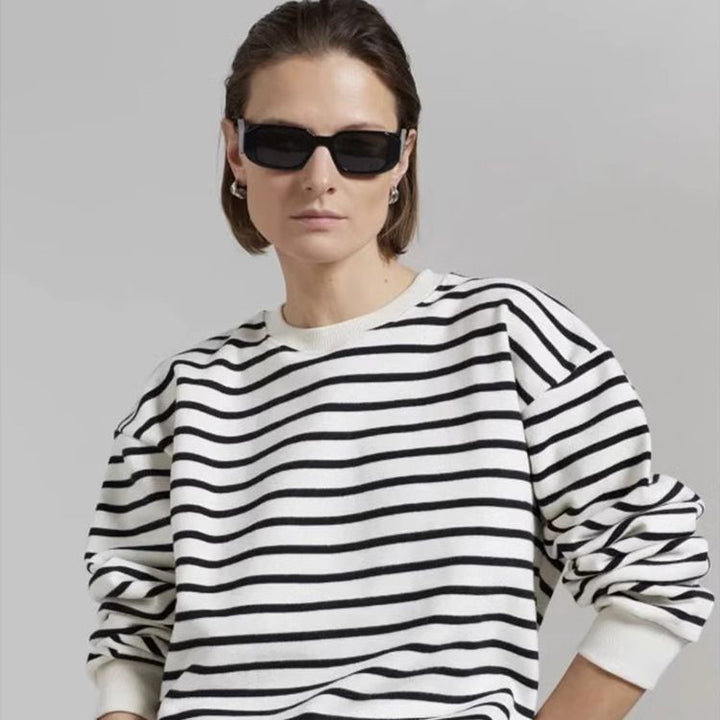 Pull rayé décontracté pour femmes avec épaules tombantes Chic & Stil
