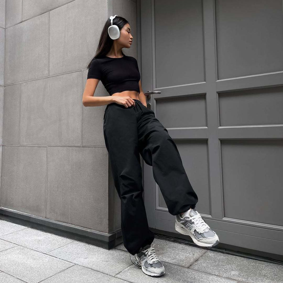 Sport leisure pants for women with elastic waist and practical pockets Lune London