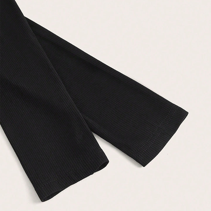 Top court pour femmes avec un design à col montant et une découpe sophistiquée Chic & Stil